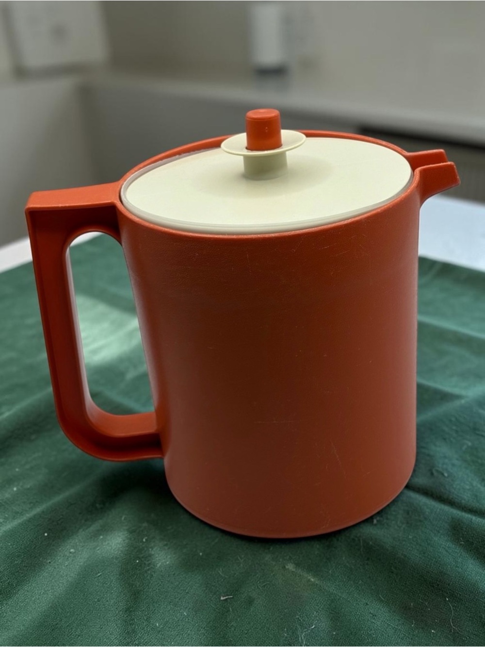 VTG Retro Tupperware Harvest Orange 1 1/2 Quart Pitcher with Seal Tight Lid EUC